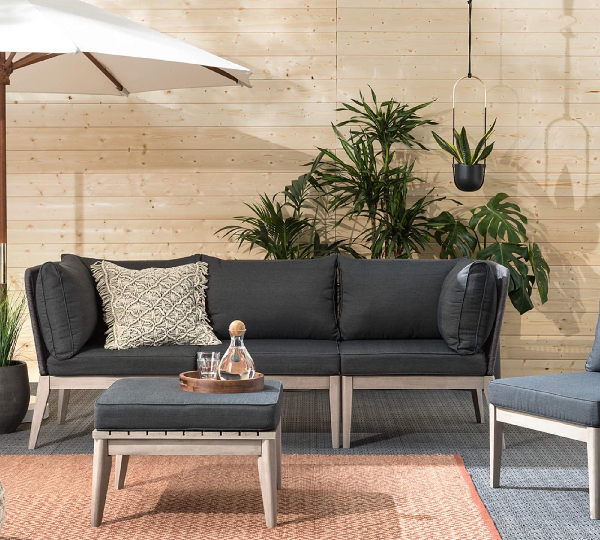 Indoor-Outdoor Loungehocker aus Akazienholz, Sitzkissen Grau