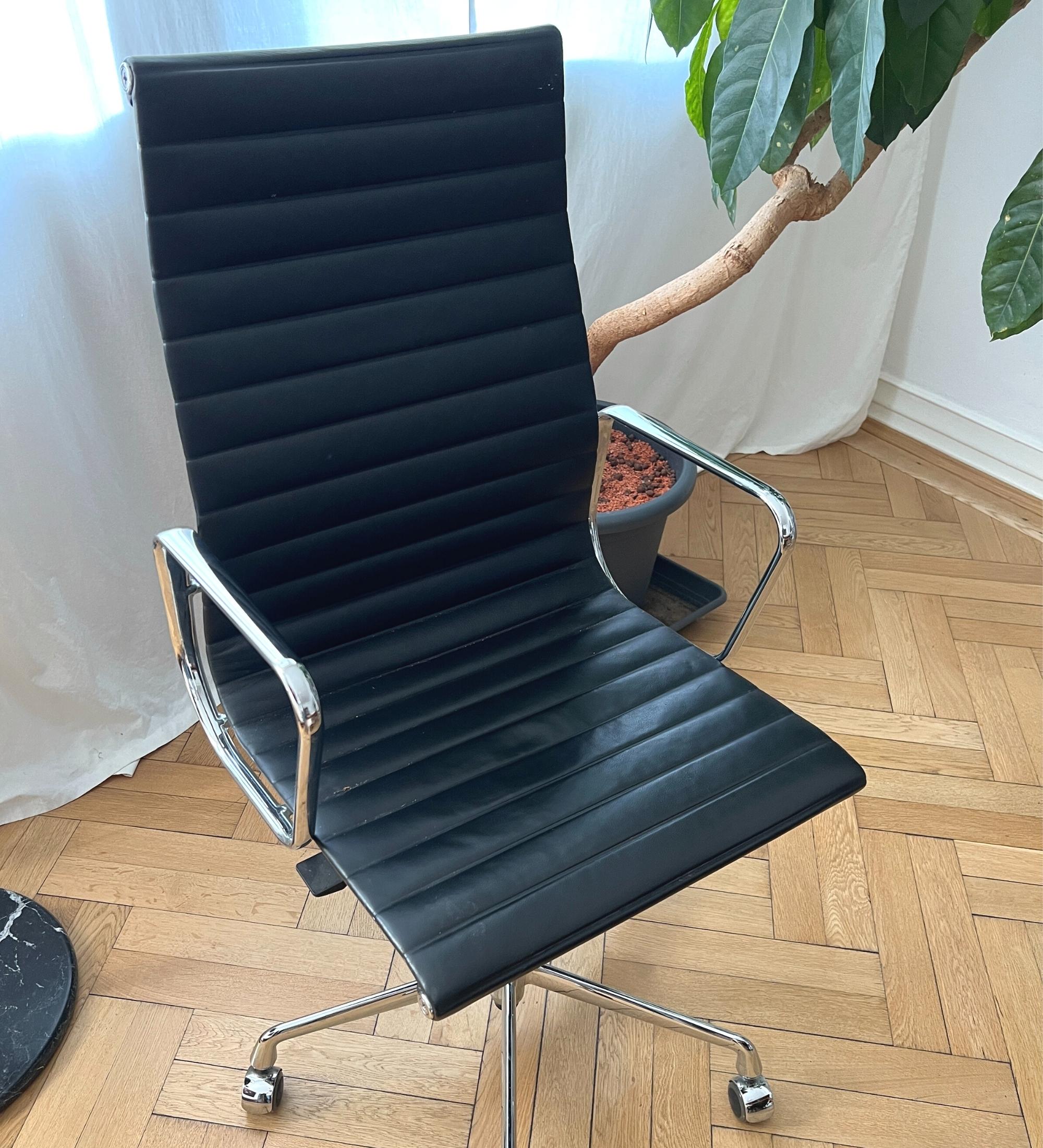 Eames Aluminium Chair EA 119 Leder Höhenverstellbar
