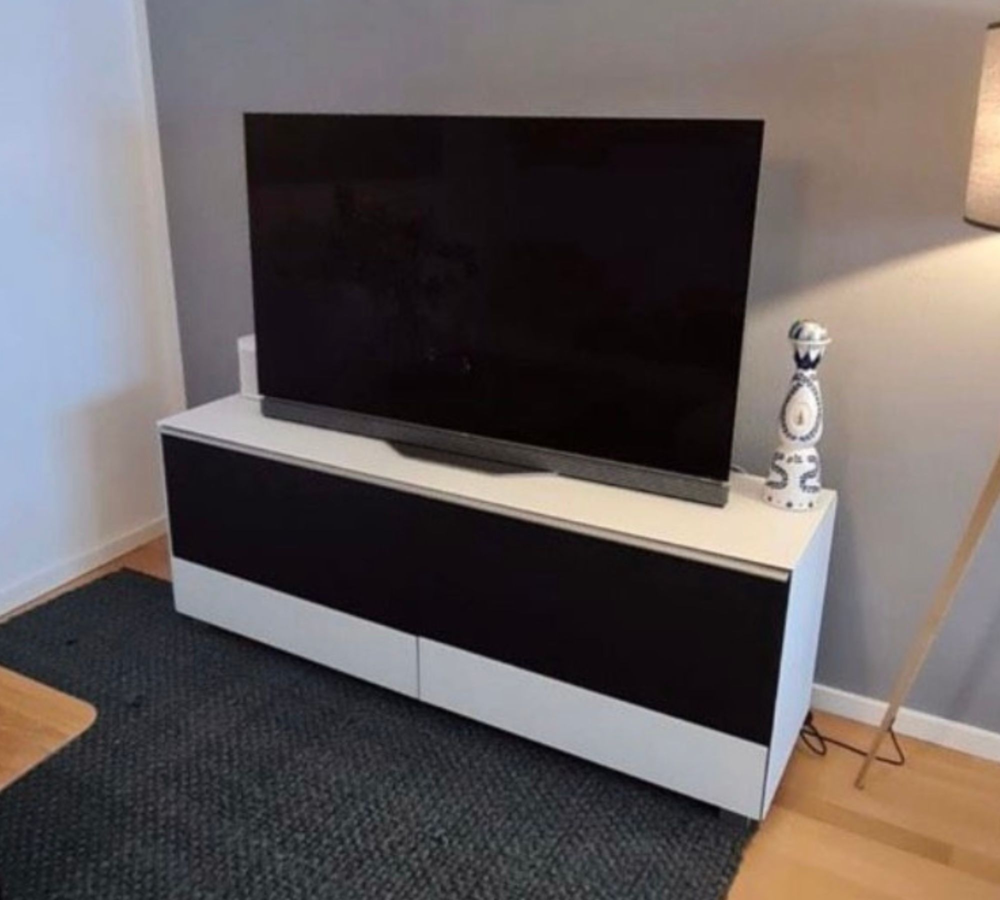 TV-Lowboard mit Aufbewahrung Schwarz Weiß 