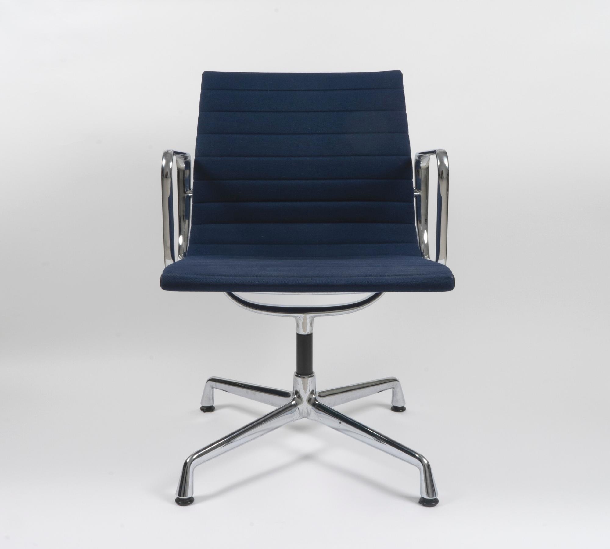 Vitra EA 107 Aluminum Chair in Blau