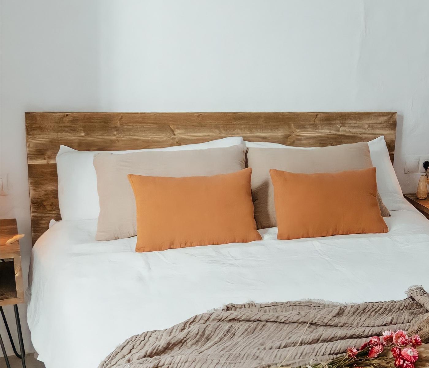 Bettkopfteil mit horizontalen Balken gealterte Nussbaumoptik