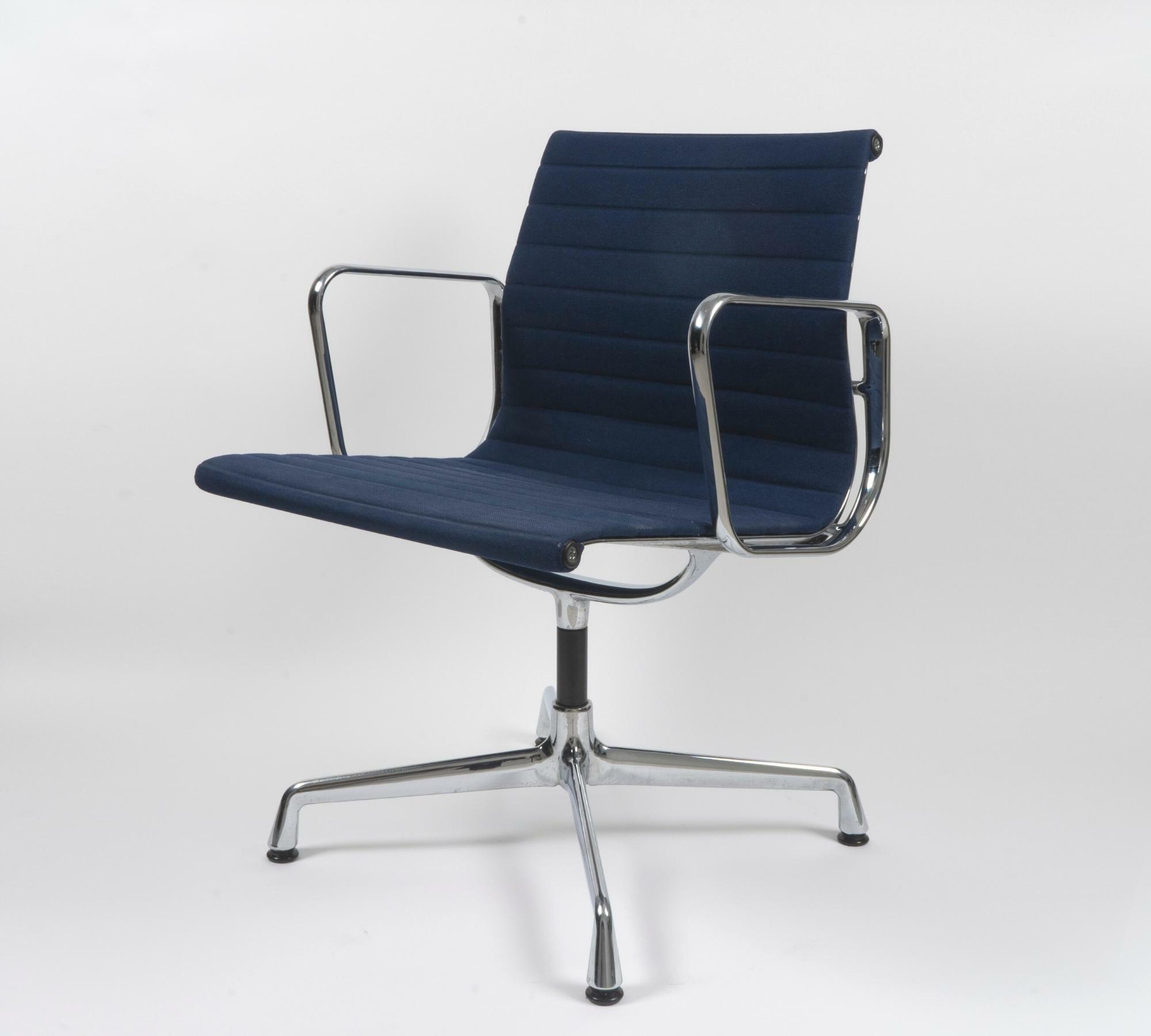 Vitra EA 107 Aluminum Chair in Blau 0
