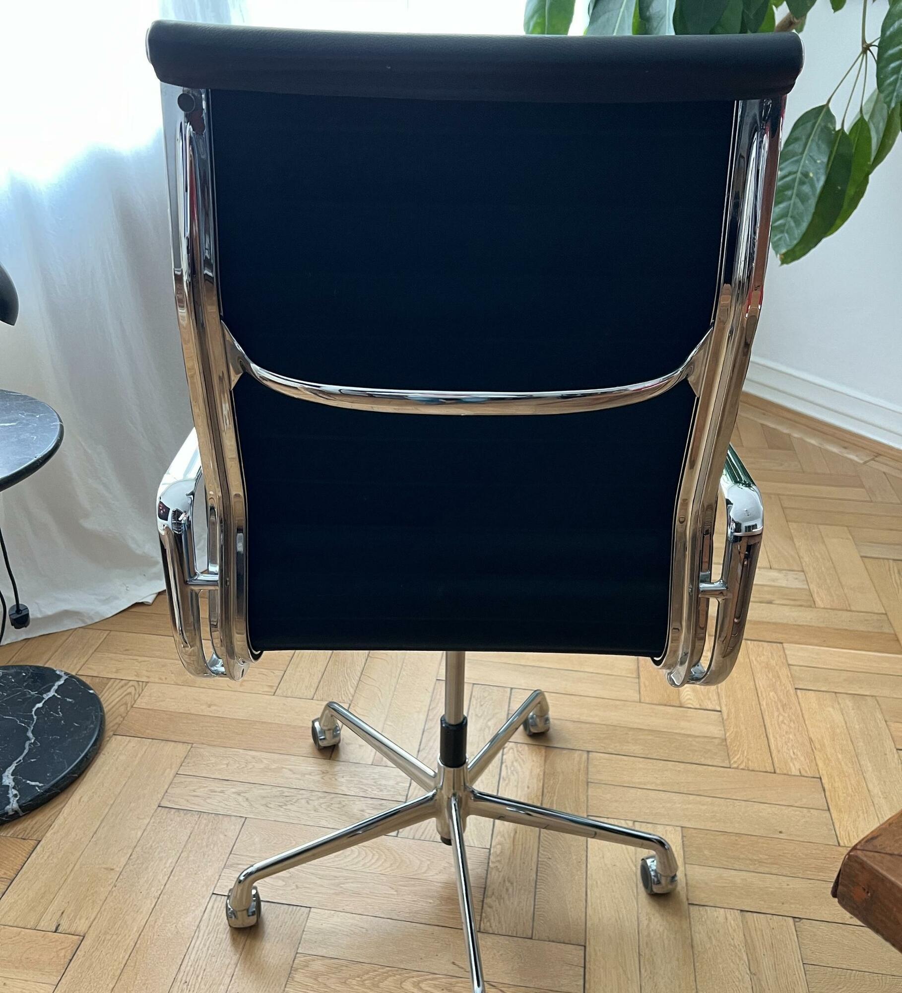 Eames Aluminium Chair EA 119 Leder Höhenverstellbar 5