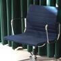 Vitra EA 107 Aluminum Chair in Blau 1